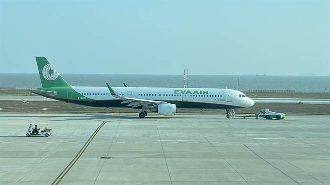 立委陈玉珍及金门县政府已协调立荣航空，将于29及30日加开班机协助疏运滞留人潮。(于家麒摄)