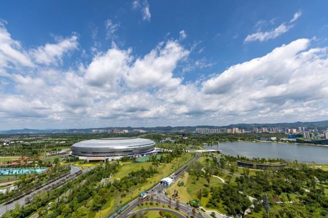 成都世大运28日晚间于东安湖体育公园主体育场举行。（新华社）