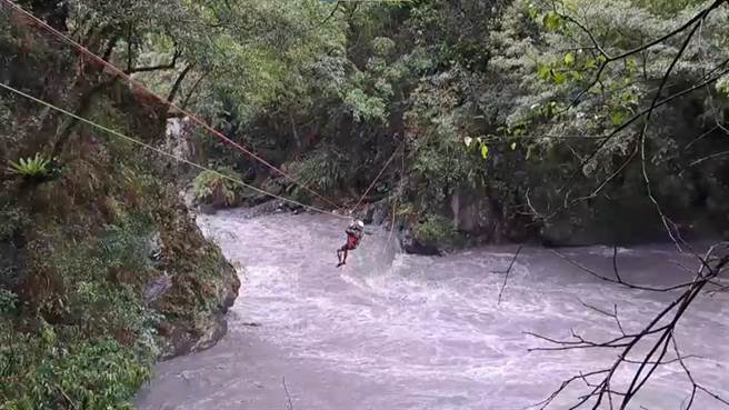 日前受困于台东县海端乡栗松温泉的2名年轻山友今天顺利获救。（台东县消防局提供／蔡旻妤台东传真）