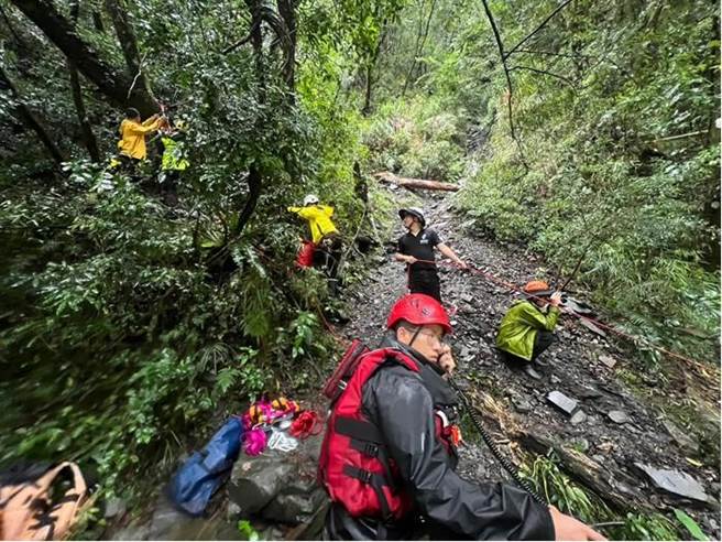 日前受困于台东县海端乡栗松温泉的2名年轻山友今天顺利获救。（台东县消防局提供／蔡旻妤台东传真）