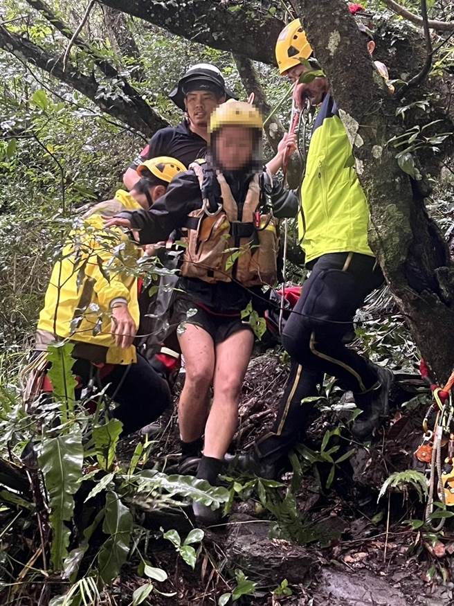 日前受困于台东县海端乡栗松温泉的2名年轻山友今天顺利获救。（台东县消防局提供／蔡旻妤台东传真）
