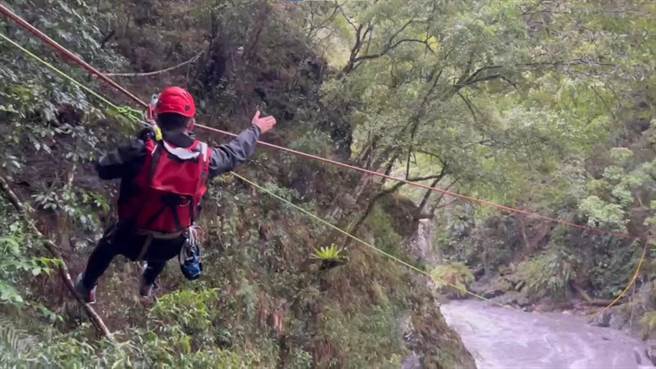 日前受困于台东县海端乡栗松温泉的2名年轻山友今天顺利获救。（台东县消防局提供／蔡旻妤台东传真）