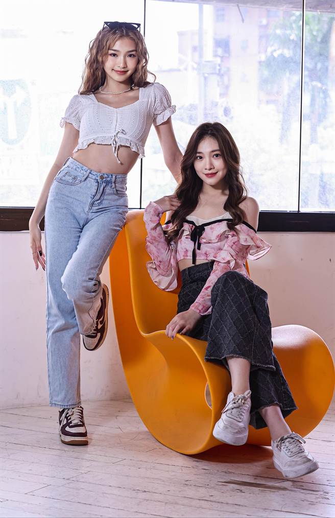 申力安（左）、李紫嫣以「黑曜精灵」参加《未来少女》。（罗永铭摄）