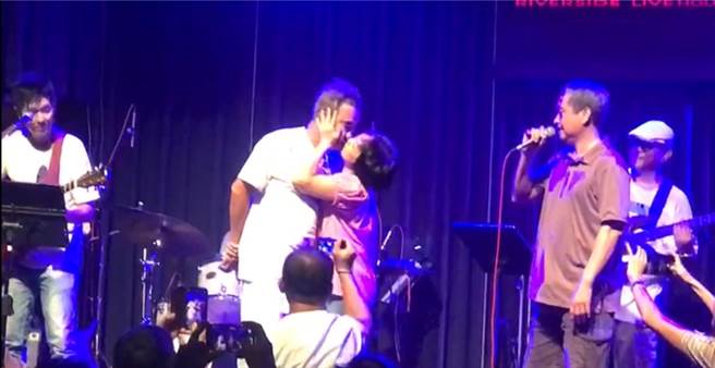 陈升28日举办演唱会，老婆惊喜上台送上甜蜜一吻。（读者提供）