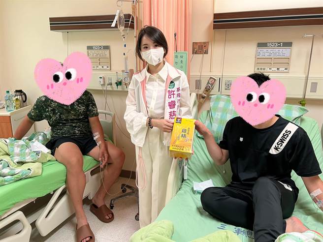 ▲与吕美玲同选区的市议员许睿慈（中）表示，确实有听到吕加入民眾党的说法，也不觉得意外。但以吕目前的全国负面声量，如果真的加入民眾党，恐怕将影响选情。图为许睿慈探视祥丰营区爆炸受伤的官兵。（摘自许睿慈脸书／徐佑升基隆传真）