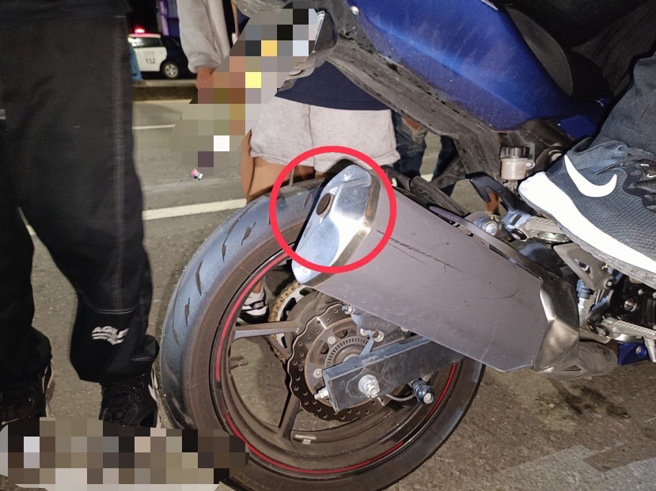 Kawasaki Ninja 400黄牌重机，因排气管排气出风口未保持水平，警方当场制单告发。（翻摄画面）