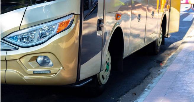 英國公車司機惡意關門拒載，導致老奶奶被一路拖行45分鐘。（示意圖／unsplash）