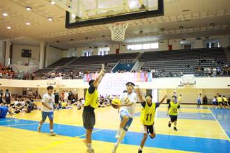 新竹市稅務盃籃球賽體育館熱鬧開打 215隊同場「尬球」