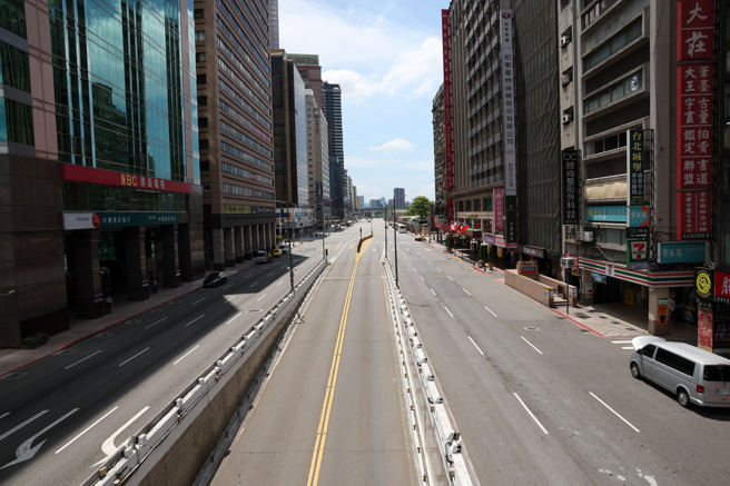 台北市24日萬安演習當天，路上的車輛就近停靠路邊，車道淨空。（劉宗龍攝）
