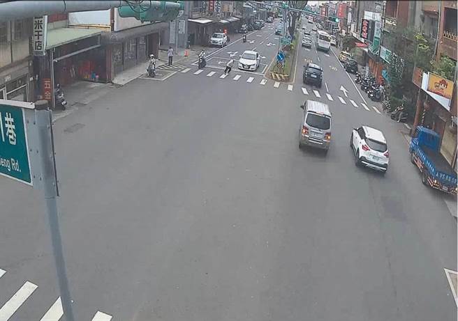 桃园市今年度1至5月共发生22件行人死亡交通事故，较去年同期增加10人，高达3成6的行人死亡车祸是行人违规酿祸。(翻摄照片／蔡依珍桃园传真)