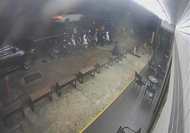 桃园市今年度1至5月共发生22件行人死亡交通事故，较去年同期增加10人，高达3成6的行人死亡车祸是行人违规酿祸。(翻摄照片／蔡依珍桃园传真)