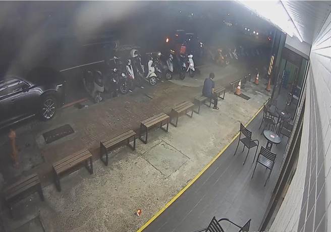 桃园市今年度1至5月共发生22件行人死亡交通事故，较去年同期增加10人，高达3成6的行人死亡车祸是行人违规酿祸。(翻摄照片／蔡依珍桃园传真)