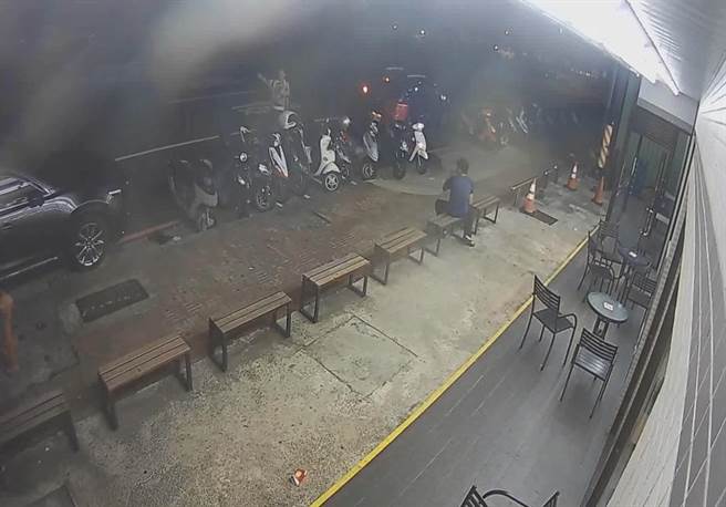 桃园市今年度1至5月共发生22件行人死亡交通事故，较去年同期增加10人，高达3成6的行人死亡车祸是行人违规酿祸。(翻摄照片／蔡依珍桃园传真)