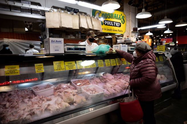 美国商务部今公布关键通膨指标，6月的个人消费支出物价指数（PCE）年增率为3.0%，放缓至2年多来最低点。（图/路透社）