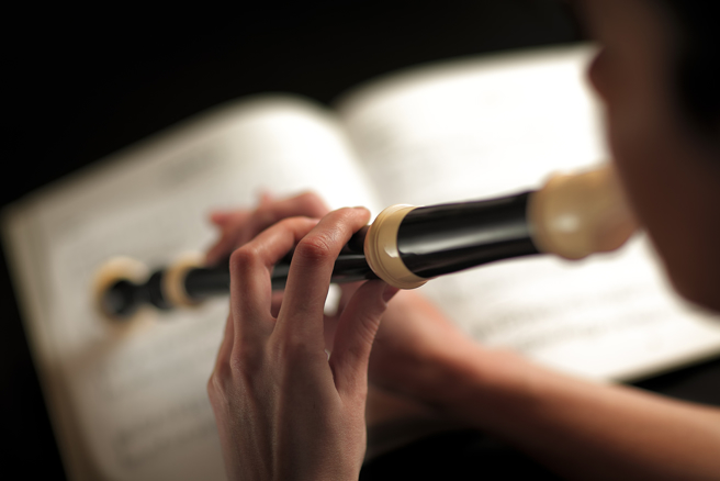 虾皮惊见有人贩售「原味直笛」，全场看呆险吐。（图／shutterstock）