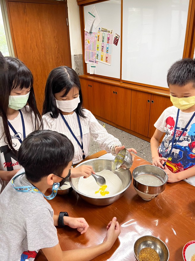 孩子在师生种植的菜蔬园中採收农作，回到教室后，再化身为小小烘焙师用自採食材制作餐点。(太平国小提供)