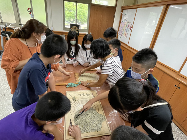 孩子运用校内自产的土芒果与稻谷，走察各种花草农作，并搜集各类自然素材，进行植物画创作。(太平国小提供)