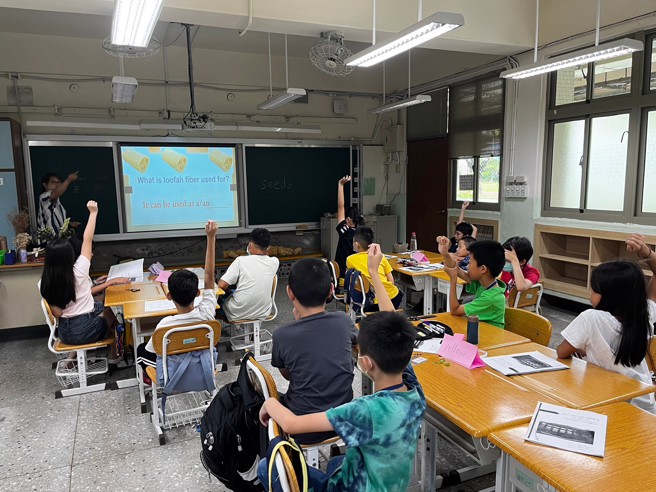 观察、实作、体验的田园课程，加上中英语双语教学培养学生聆听与口说的能力，让双语夏令营生动活泼地吸引学生目光。(太平国小提供)