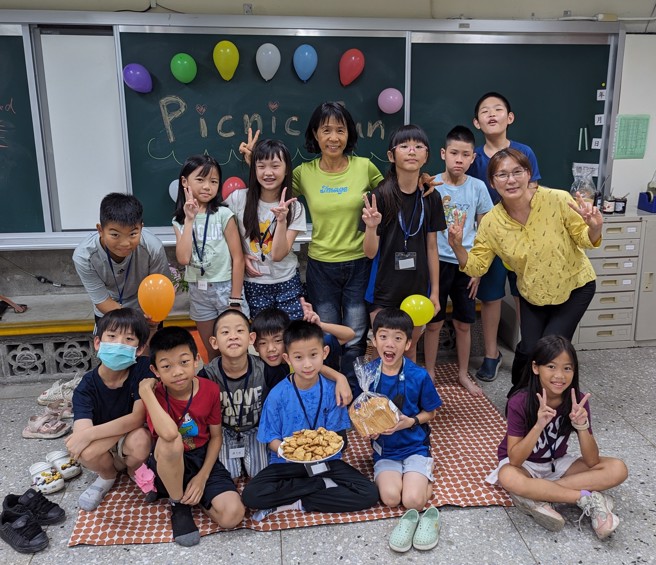 观察、实作、体验的田园课程，加上中英语双语教学培养学生聆听与口说的能力，让双语夏令营生动活泼地吸引学生目光。(太平国小提供)