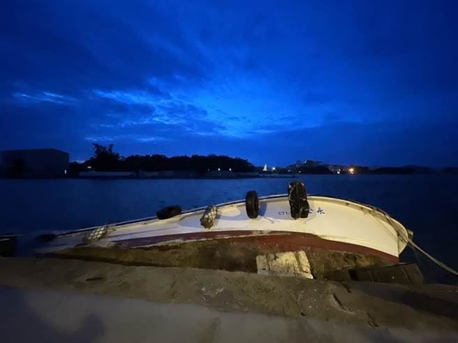 台南市安平渔港区因风浪太强，一艘渔船侧翻入海，海巡及时加强固定繫绳，避免沉没。（读者提供／程炳璋台南传真）