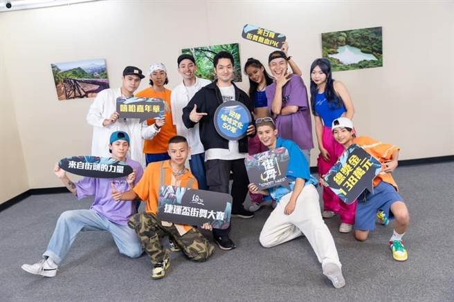 台北市长蒋万安3月参加小巨蛋全国大专杯男子篮球赛冠军战时，大解放尬舞引起讨论。而为宣传2023捷运杯街舞大赛，又再度尬舞。（摘自蒋万安脸书／刘彦宜台北传真）