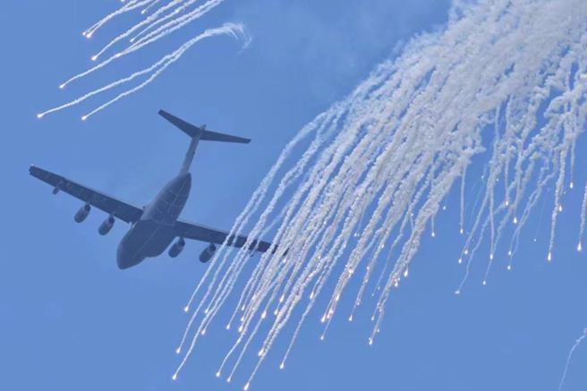 中方运油-20加油机26日首度在2023年长春航空展中大秀投放红外干扰弹的战术。（环球时报）
