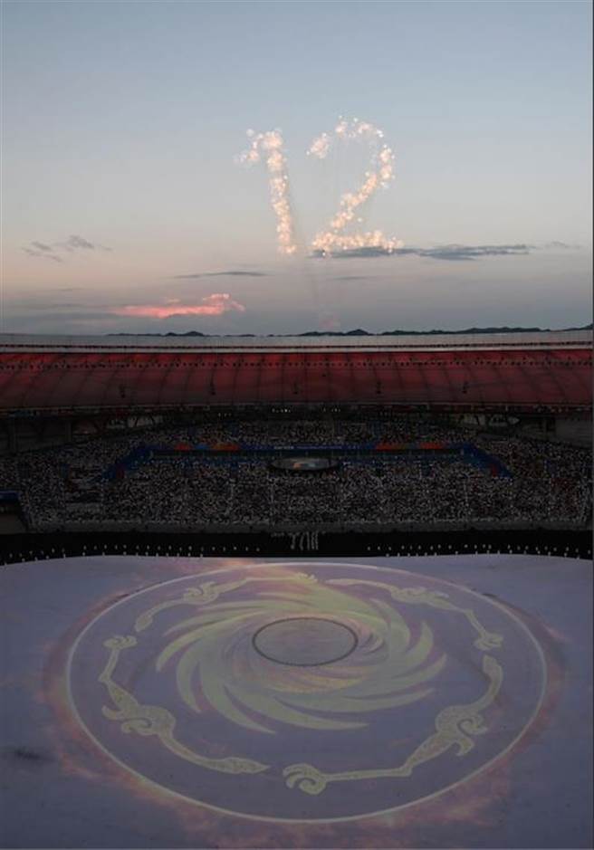 世大运开幕式倒数计时，伴随体育场上空燃放起数字图案的烟火。（新华社）