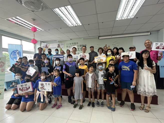 桃園市文化局今年首次推出馬祖語文傳承計畫，今天由副市長蘇俊賓頒發證書給參加的學員。（陳夢茹攝）