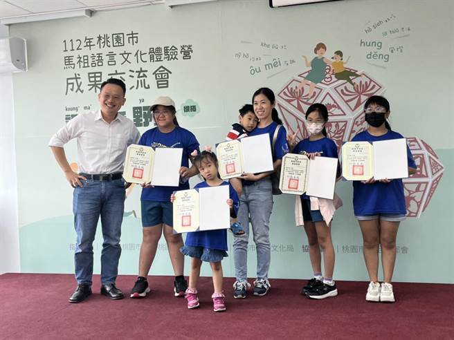 桃園市文化局今年首次推出馬祖語文傳承計畫，今天由副市長蘇俊賓頒發證書給參加的學員。（陳夢茹攝）