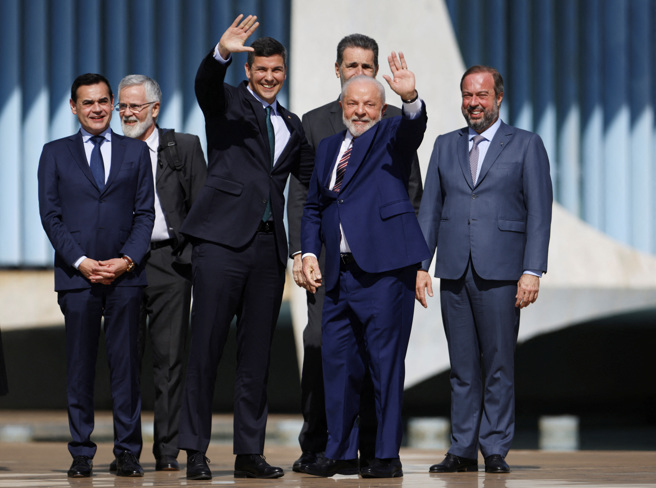 巴西總統魯拉（中右）與巴拉圭總統的潘尼亞（中左）。（圖／路透社）