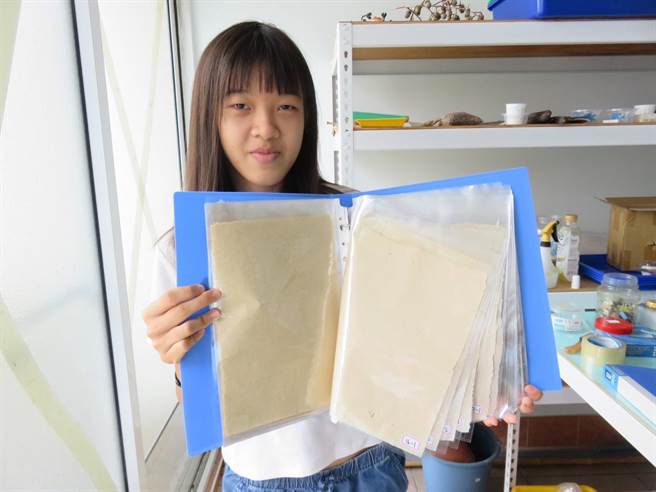全国第63届中小学科学展竞赛，高雄市桥头国中学生林佩妤将鱼塭，水稻田农夫恼人水藻造纸，勇夺全国科展国中组生活应用科学第一。（高雄市教育局提供／林雅惠传真）