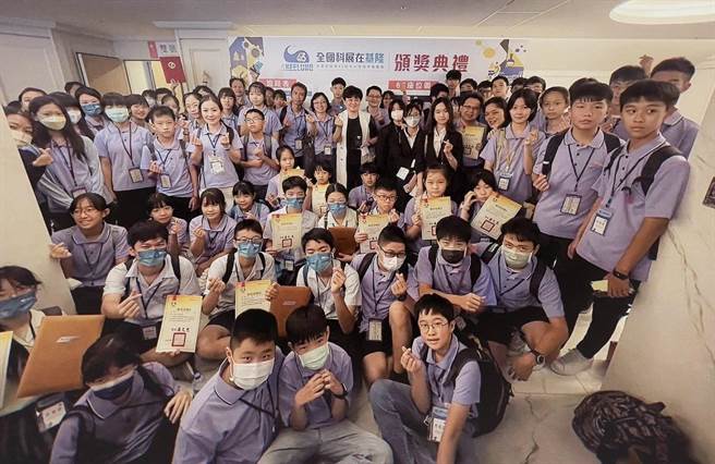 高雄市今年有35件作品参赛，其中有30件作品获得33个奖项，成绩相当亮眼。（高雄市教育局提供／林雅惠传真）