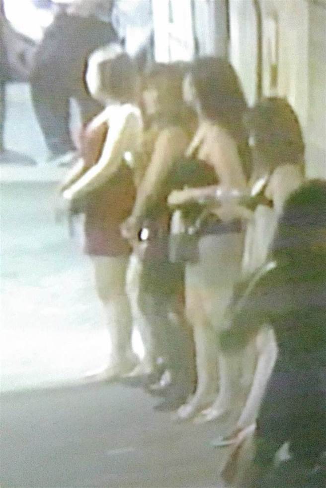 钻石大楼艷名远播，入夜后常可见到「八国联军」排排站盛况。（本报资料照片）