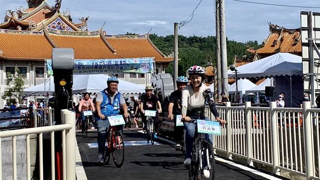 南投县长许淑华从集集武昌宫跨桥领骑，为2023南投百k自行车漫游巡礼揭开序幕。曾雪蒨摄