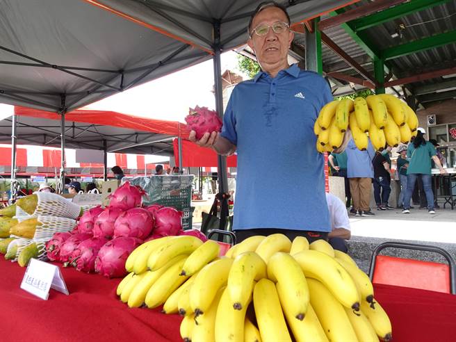 集集镇农会准备了当季的香蕉跟火龙果迎接来自各地的自行车好手。曾雪蒨摄