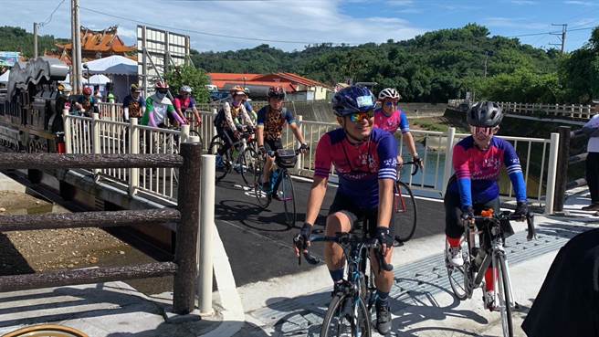 来自各地的自行车好手今天骑进集集小镇参加漫游巡礼活动。曾雪蒨摄