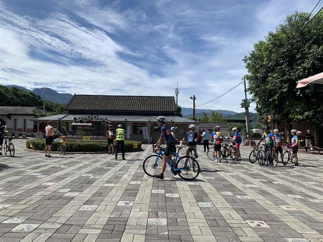 集集车站前聚集了各地自行车好手驻足参观拍照打卡。曾雪蒨摄