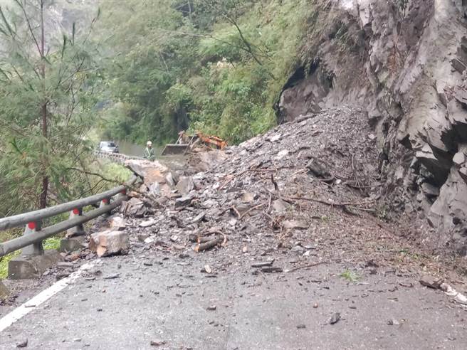 台20线176k＋600(利稻附近)今上午因边坡土石坍塌造成道路阻断，现已抢通恢復正常通行。（公路总局第三区养护工程处提供／萧嘉蕙台东传真）