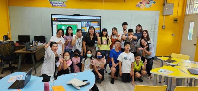 诚致基金会透过鸿海教育基金会赞助，暑假期间邀请国内17所大学26位大学生到4所偏乡国中办理为期4周的暑期英语密集工作坊。（陈超明教授提供／林志成台北传真）