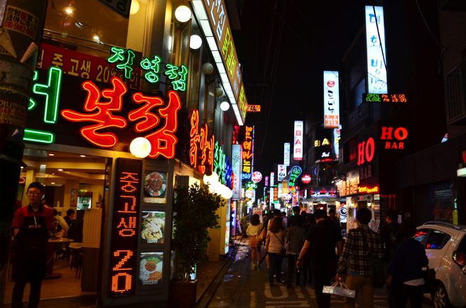 乌克兰驻南韩外交官25日在梨泰院一间酒吧，疑似因为不满插队遭到劝阻，愤而动手打人。图为梨泰院街景。（Shutterstock）