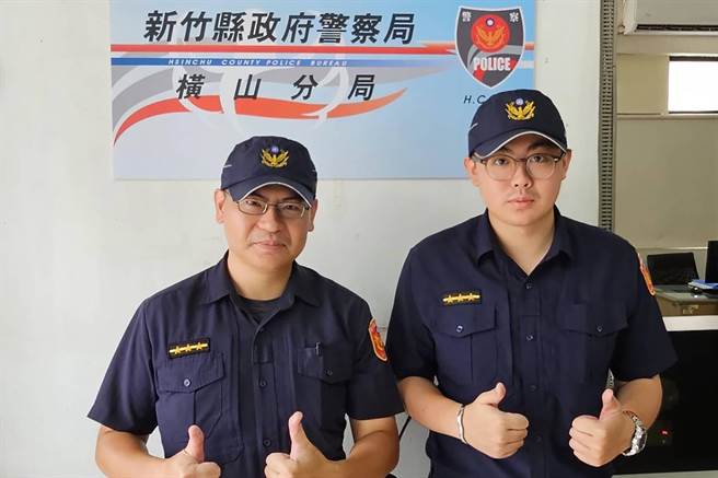 芎林分驻所员警陈勇安（左）与叶品炘（右）30分钟内找到意图轻生的黄男。（横山分局提供／罗浚滨新竹传真）