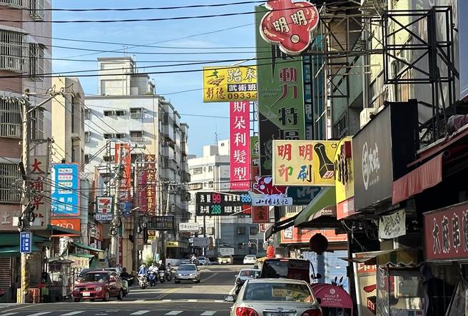 杜苏芮颱风袭台，全台各地传出招牌掉落意外，不少民眾开始关注住家附近招牌情况，就有民眾发现，彰化市大埔路有一面商家招牌，几乎横出半个路面，让民眾质疑相关单位是否都没在管。（吴建辉摄）