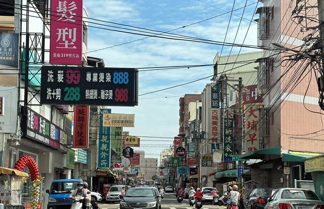 县府建设处表示，最近会拟定相关计画，针对影响交通、市容以公共安全等招牌进行清理，以免发生危险。（吴建辉摄）