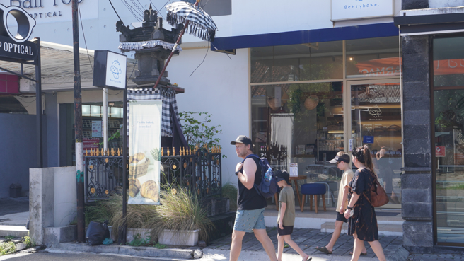 疫情后观光业復甦，许多国际游客到峇里岛旅游。2022年俄罗斯成为峇里岛第三大观光客来源国，共有5万8031人次入境。（图／中央社）