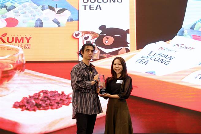 「古邁喔熊禮盒」由「阿蔡品牌規劃有限公司」蔡清宏（左）設計包裝。（參山處提供）