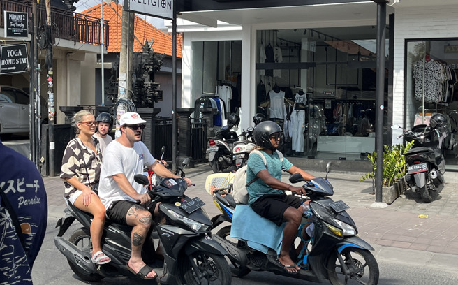 峇里岛长谷区有外国人骑车未戴安全帽。（图／中央社）