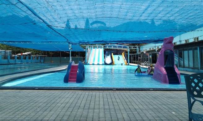 黄姓男子29日上午7点多，于新北市中和鑫北一游泳池溺水，陷入昏迷，被送往双和医院急救。（新北市消防局提供）