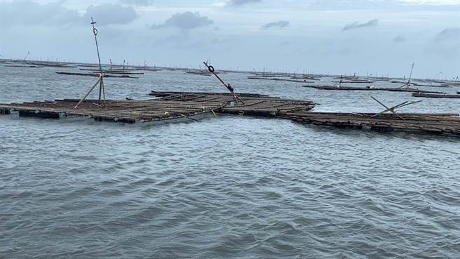 杜苏芮颱风打乱嘉义沿海蚵棚七零八落。（嘉义县政府农业处提供／廖素慧嘉县传真）