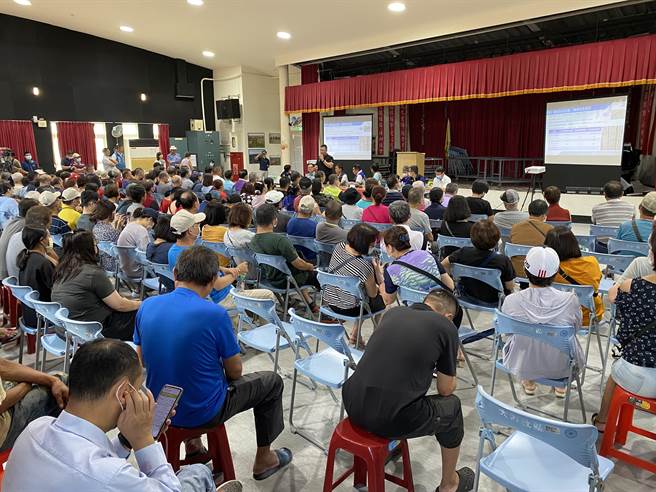 可寧衛能源公司29日上午於桃園市觀音區大潭活動中心辦理設廠說明會，現場約300人參與。（蔡明亘攝）