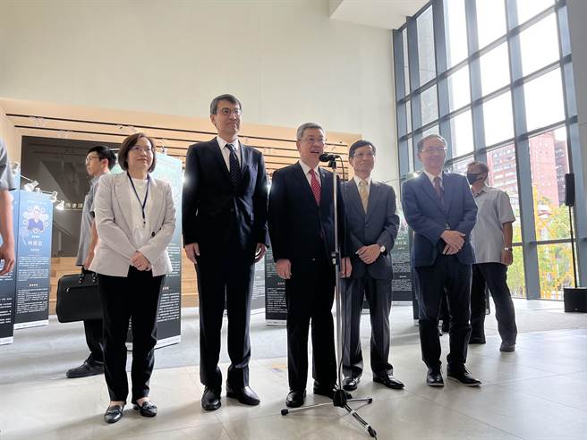 农委会主委陈吉仲升任农业部长遭质疑无能解决缺蛋问题，行政院长陈建仁今天回应，陈主委尽心尽力阻止非洲猪瘟进入台湾，而且对农渔民有很多照顾。（王家瑜摄）